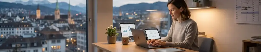 Frau arbeitet konzentriert am Laptop in ihrem modernen Schweizer Home Office am Abend, um Geld verdienen nebenbei Zuhause Schweiz zu realisieren.